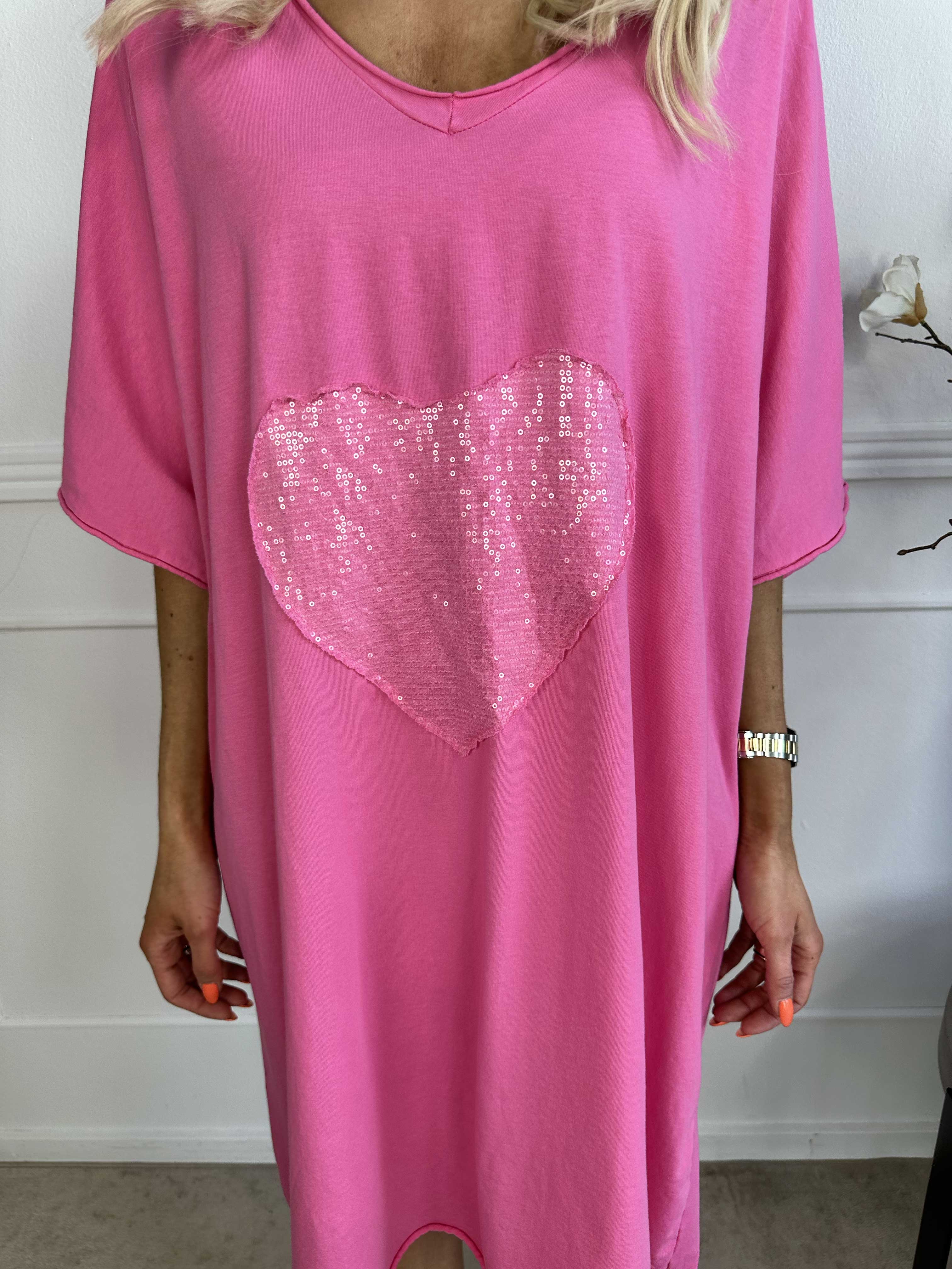 Shila - T-shirtklänning i bomull med paljetthjärta